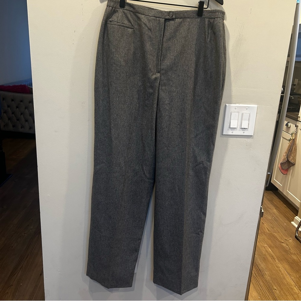 Vintage Women's Classic Gray Straight Leg wool Pants. Size 34